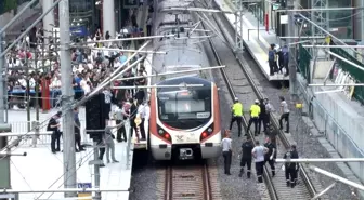 Bostancı'da tren raylarına atlayan genç hayatını kaybetti