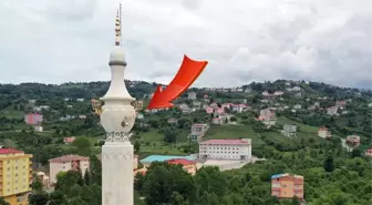 Caminin semaver şeklindeki minaresini görenler bir daha bakıyor! Musluğu bile var