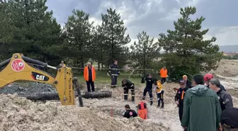 Kanalizasyon çalışmasında toprak altında kalan 2 işçiden biri öldü