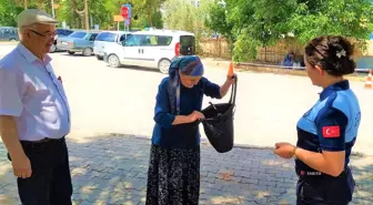 Zabıtanın dikkati emekli kadının parasını kurtardı