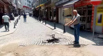 Çöken yol vatandaşı çileden çıkardı