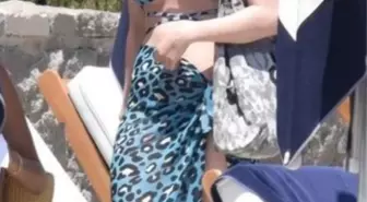 Derin Talu leopar desenli bikinisiyle deniz kenarına indi! Keyifsiz hali dikkatlerden kaçmadı