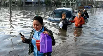 Endonezya'da Gelgitler Sele Neden Oldu