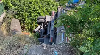 Beykoz'da freni tutmayan kamyon dereye uçtu, sürücü burnu kanamadan kurtuldu