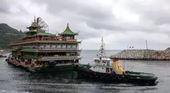 Hong Kong'un simgelerinden, yüzen restoran Jumbo battı