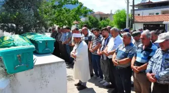 Manisa'da su kanalındaki göçükte ölen 2 kişi toprağa verildi