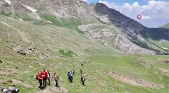 Yüksekovalı dağcılardan doğa yürüyüşü