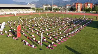 500 kadın birlikte yoga yaptı