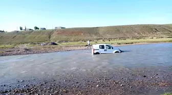 Arabasını yıkamak isterken nehir sularına kaptırdı