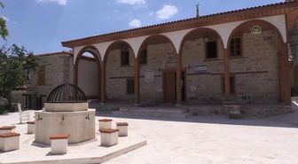 Çanakkale'deki tarihi caminin imamı ezanı farklı makamlarda okuyor