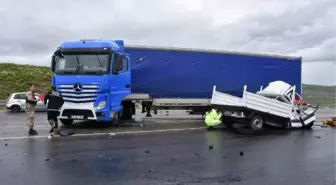 Erzurum'da TIR ile kamyonet çarpıştı: 2 ölü