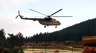 Yangın söndürme helikopterinin alevlerle mücadelesi böyle görüntülendi