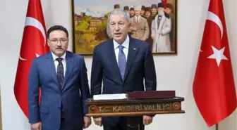 Bakan Akar'dan Kayseri Valisi Çiçek'e ziyaret