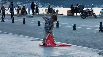 Küçük çocuğun iç ısıtan bayrak sevgisi