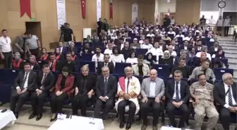 Mezun olan üniversite öğrencileri törenle diplomalarını aldı