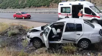 Erzincan'da şarampole devrilen otomobildeki anne ve baba ile 2 çocukları yaralandı