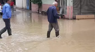 Bartın'da sağanak nedeniyle bazı evleri su bastı, araçlar yolda mahsur kaldı