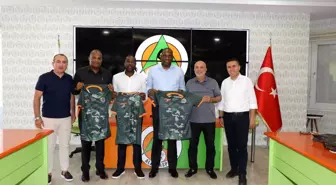 Dominika Başbakanı Skerrit'e Alanyaspor forması