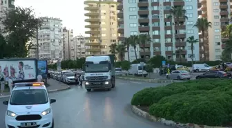 Mersin Caddelerinde Yürüyen Defile