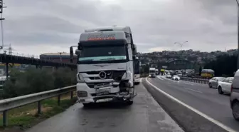 Tır ile otobüsün arasında kalan otomobilden sağ çıktı