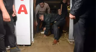 Caddeyi su basınca harekete geçti! Dükkanını kurtarmak isteyen esnaf adeta zamanla yarıştı