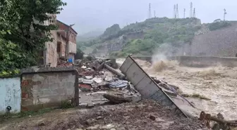 Kozcağız'da 4 katlı bina yıkıldı, mahalle tahliye edildi