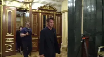 Ukrayna Devlet Başkanı Zelenskiy, oyuncu ve yönetmen Sean Penn ile görüştü