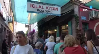 Ünlü oyuncu ve yazar İclal Aydın'ın imza gününe yoğun ilgi