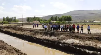 Son dakika haberi... Ağrı Valisi Varol selden zarar gören köylerde incelemelerde bulundu