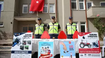 Kayseri'de jandarma ekipleri traktör sürücülerine reflektör dağıttı