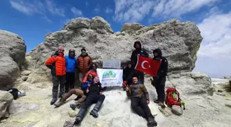 Türk dağcılar İran'daki Demavend Dağı'nın zirvesinde bayrak açtı