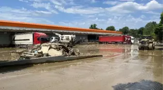 Bartın'da selde yıkılan köprünün yerine bakanlıktan seyyar köprü (2)