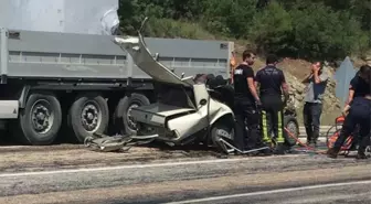 Bursa'da tırla çarpışan otomobildeki anne oğul hayatını kaybetti