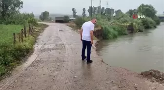 Yaklaşık 100 hane kullanıyordu, yolun yarısını nehir yuttu...3 mahallenin bağlantısını sağlayan yol çöktü