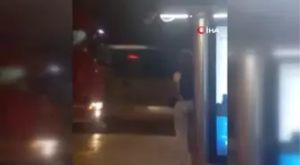 Durakta yolcular metrobüs beklerken tır geldi