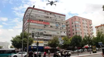 Konya'da ışık ihlali yapan yayalar havadan dron ile uyarıldı ve denetlendi