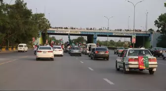 Eski Pakistan Başbakanı Han, hükümet karşıtı protesto düzenledi