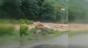 Rize'de dere taştı, yol ulaşıma kapandı