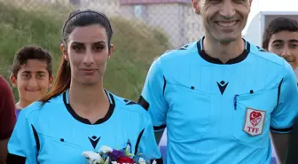 Ağrı'da futbol hakemi, beraber görev aldıkları maçta kız arkadaşına evlilik teklifi yaptı