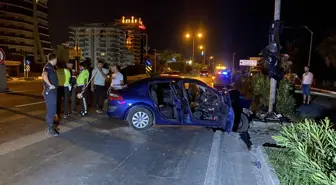 Alanya'da otomobil sinyalizasyon direğine çarptı, 1 kişi öldü, 3 kişi yaralandı