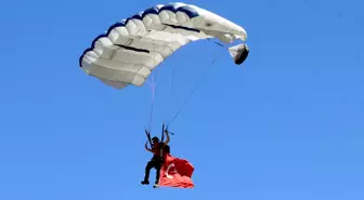 Adrenalin tutkunu Avusturalyalı sporcu Türk bayrağıyla atlayış yaptı