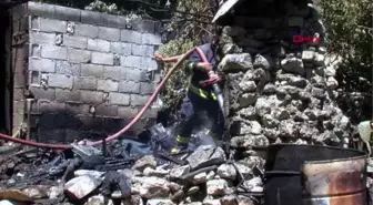 Son dakika haberi! EVİN ODUNLUĞUNDA ÇIKAN YANGIN, BÜYÜMEDEN SÖNDÜRÜLDÜ --