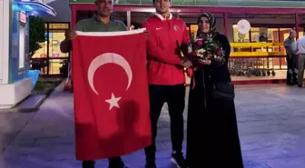 Şampiyon çiçeklerle karşılandı