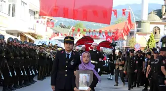 Şehidin fotoğrafını kız kardeşi taşıdı