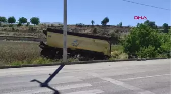 TARLAYA DEVRİLEN TIR'IN SÜRÜCÜSÜ YARALANDI