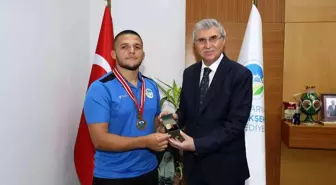Son dakika haberi! 20 yaşında en genç başpehlivan unvanını kazandı