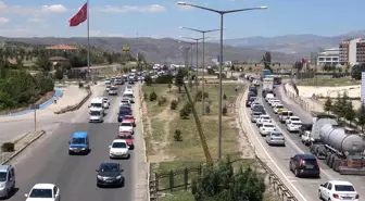 43 ilin geçiş noktasında trafik yoğunluğu sürüyor: Kilit kavşak havadan görüntülendi