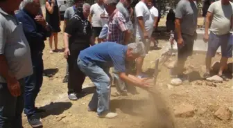 Öldürdükten sonra cesedini yaktılar, acılı baba oğlunun mezarına elleriyle toprak attı
