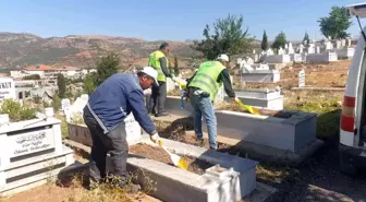 Gölbaşı'ndaki mezarlıkta bayram hazırlığı