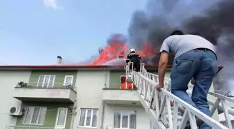 Kavaklıdere'deki çatı yangınında 2 ev kullanılamaz hale geldi